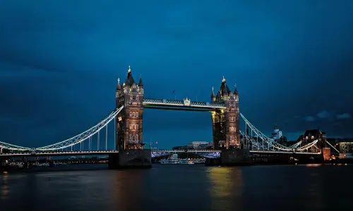 Une photo de la Tower Bridge, de nuit, à Londres.
