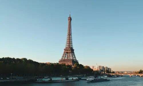 Une photo de la Tour Eiffel et de la Seine, à Paris.